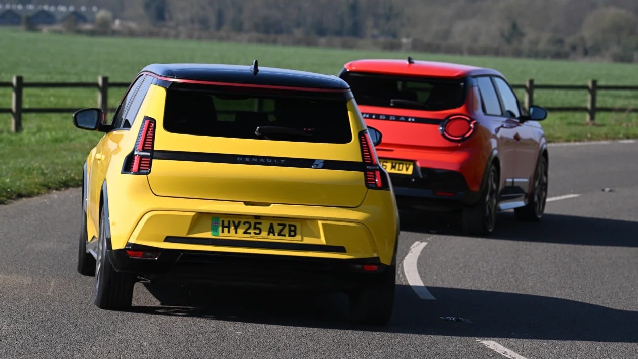 Nissan Micra vs Renault 5 – Ποιο ηλεκτρικό supermini κλέβει την παράσταση;