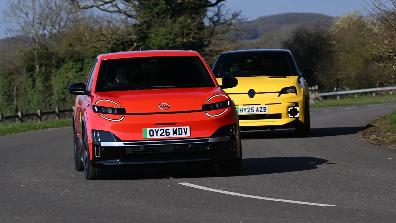 Nissan Micra vs Renault 5 – Ποιο ηλεκτρικό supermini κλέβει την παράσταση;