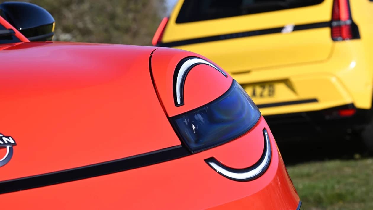 Nissan Micra vs Renault 5 – Ποιο ηλεκτρικό supermini κλέβει την παράσταση;