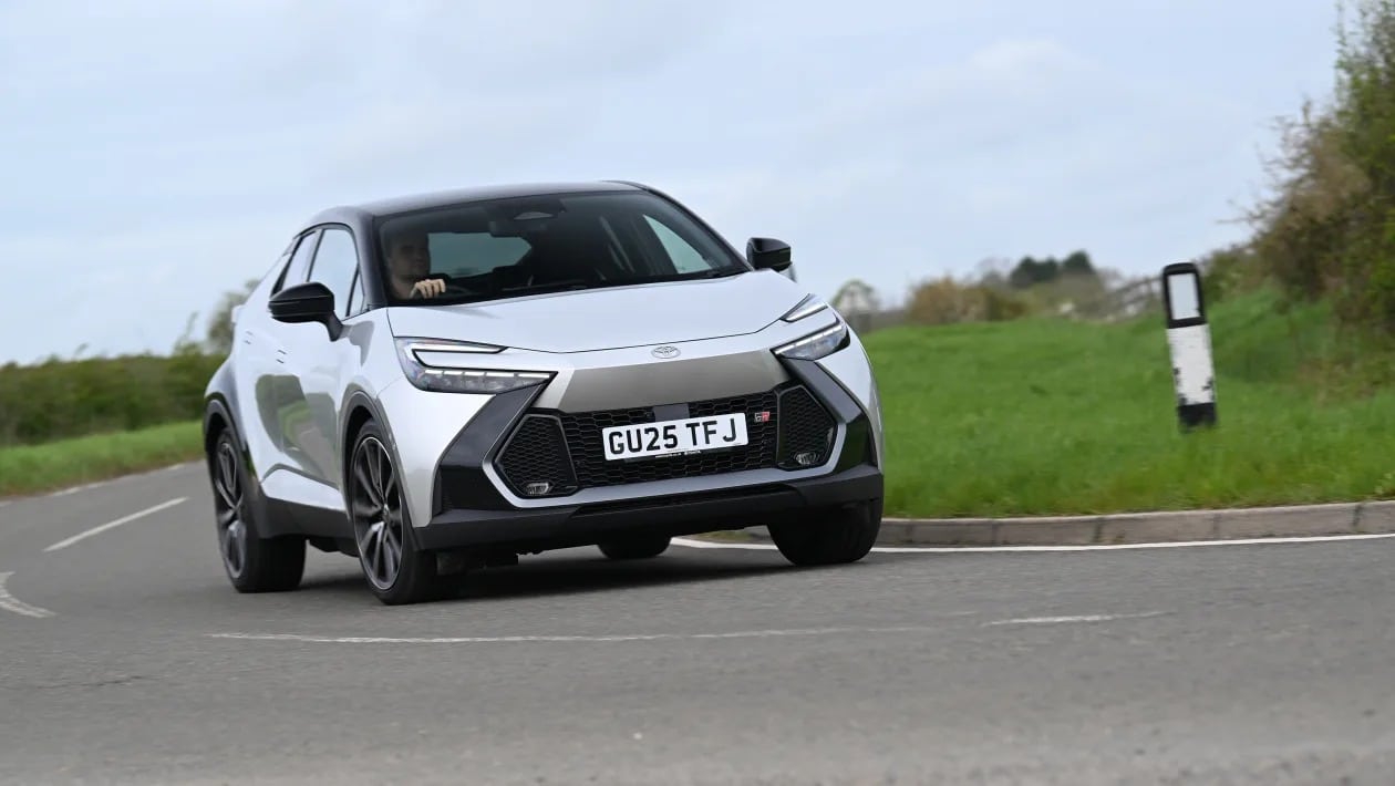 Volkswagen T-Roc vs Toyota C-HR: Η μάχη που αποκαλύπτει τον νέο βασιλιά των compact SUV