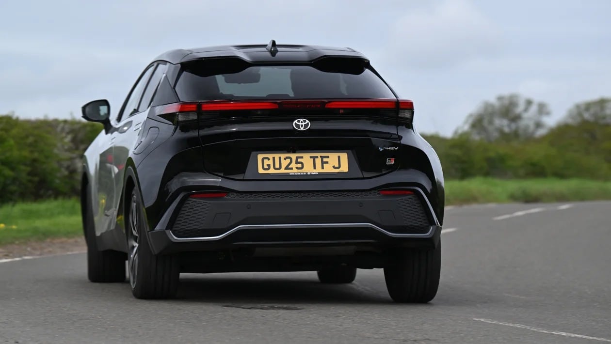 Volkswagen T-Roc vs Toyota C-HR: Η μάχη που αποκαλύπτει τον νέο βασιλιά των compact SUV