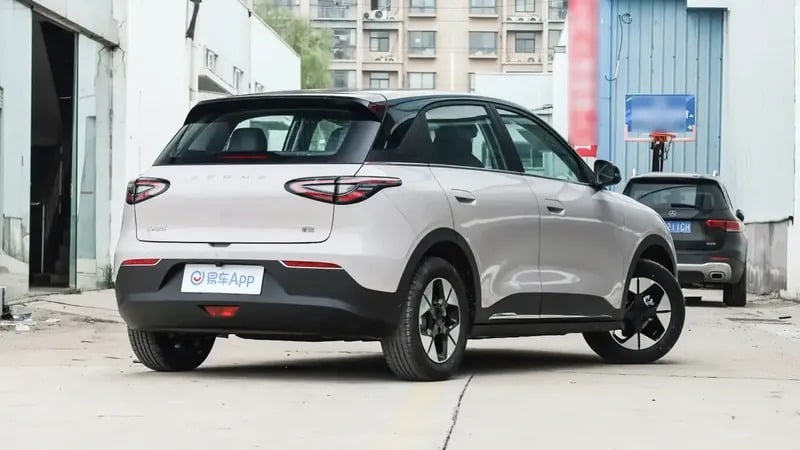 Geely E2: Το κινεζικό best seller έρχεται Ευρώπη με 460 χλμ. αυτονομίας και βλέπει στα μάτια το VW ID. Polo