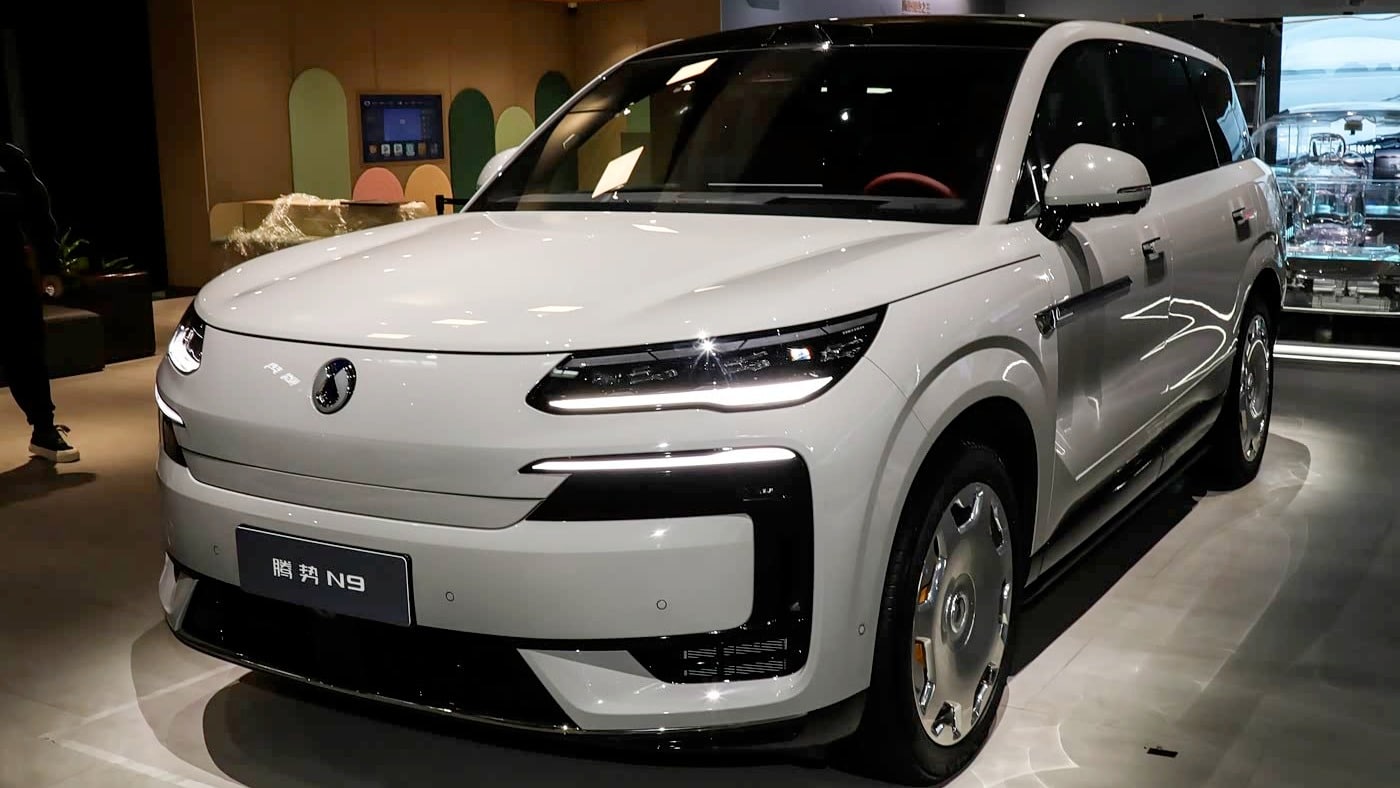Η BYD ετοιμάζει «βόμβα»: Το νέο Denza N9 φορτίζει αστραπιαία και υπόσχεται 420 km μόνο με ρεύμα