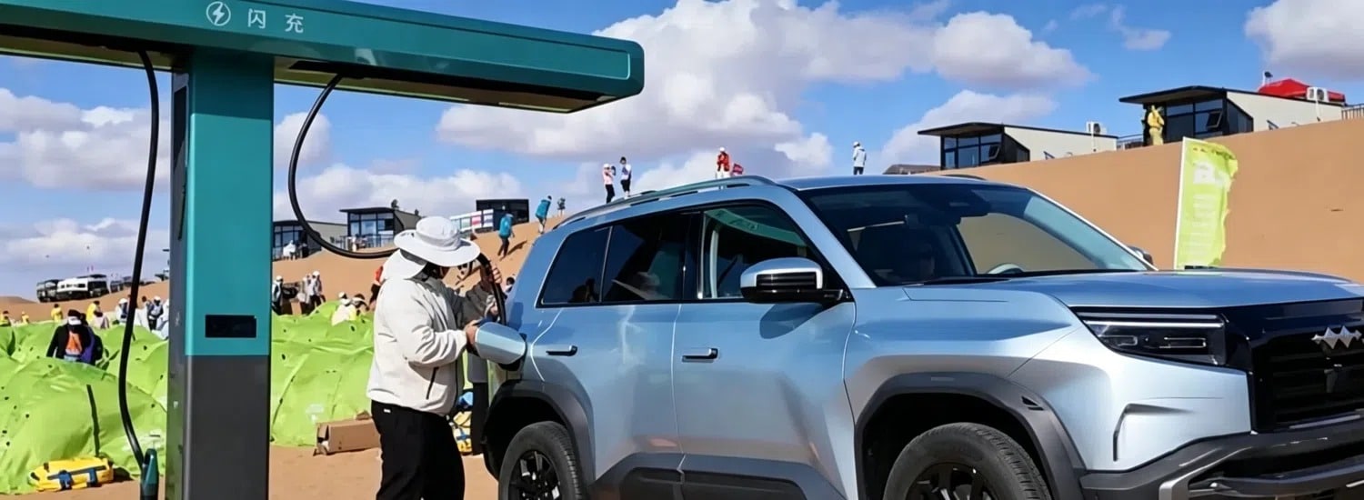 BYD: Φόρτιση σε 5 λεπτά μέσα στην έρημο 