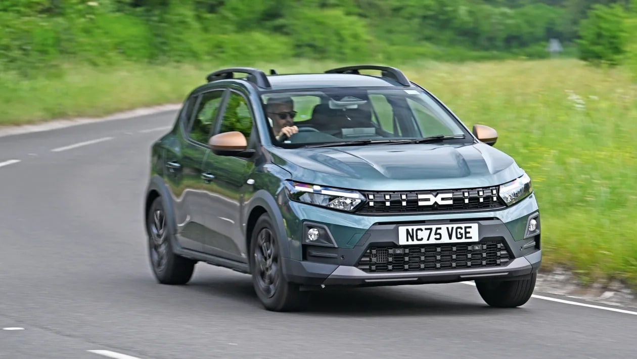 Fiat Grande Panda Hybrid vs Dacia Sandero Stepway: Σκληρό πόκερ