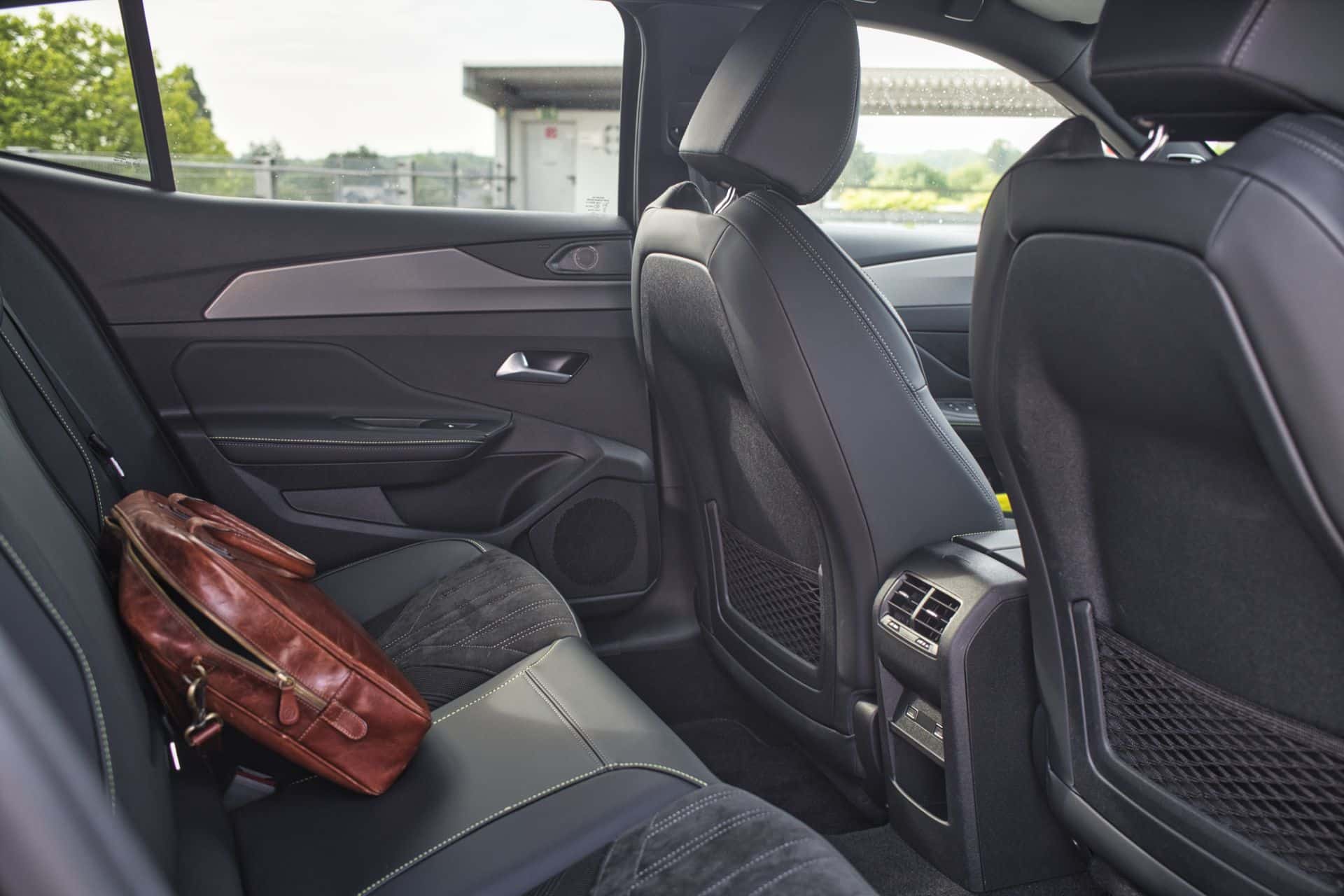 Πώς αποδίδει το Peugeot e-408 GT Exclusive στην καθημερινή χρήση