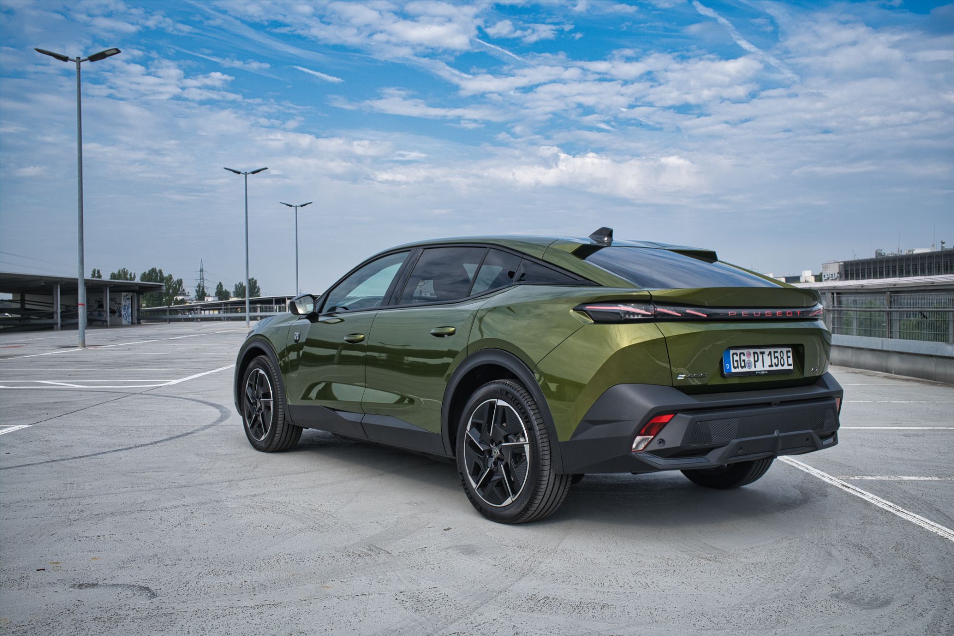 Πώς αποδίδει το Peugeot e-408 GT Exclusive στην καθημερινή χρήση