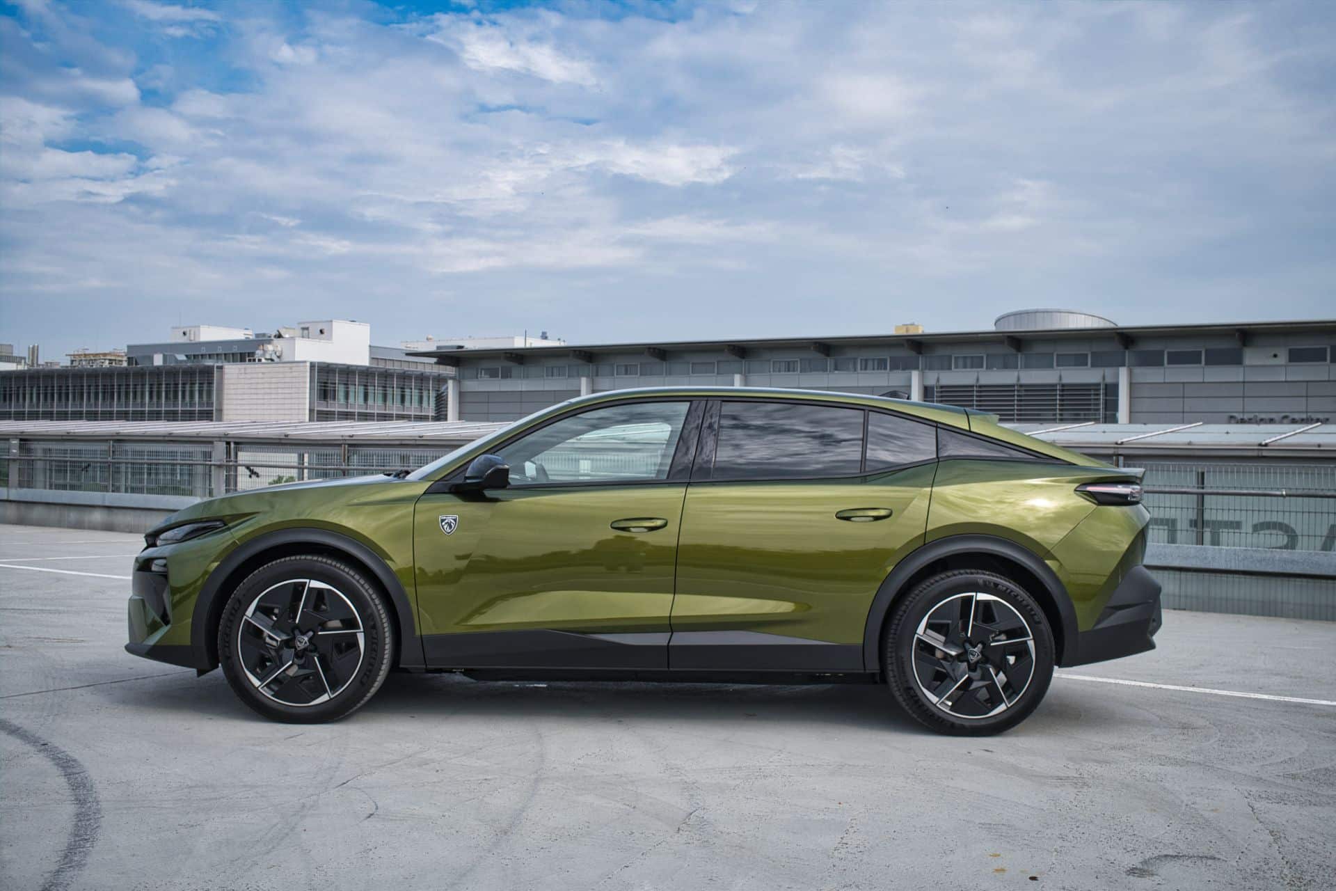 Πώς αποδίδει το Peugeot e-408 GT Exclusive στην καθημερινή χρήση