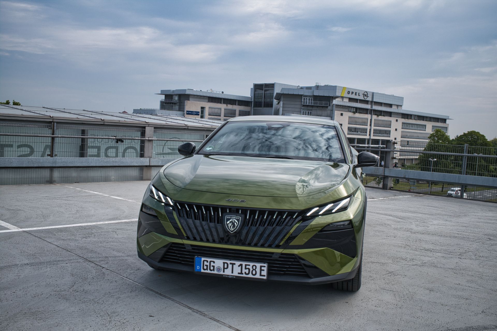 Πώς αποδίδει το Peugeot e-408 GT Exclusive στην καθημερινή χρήση