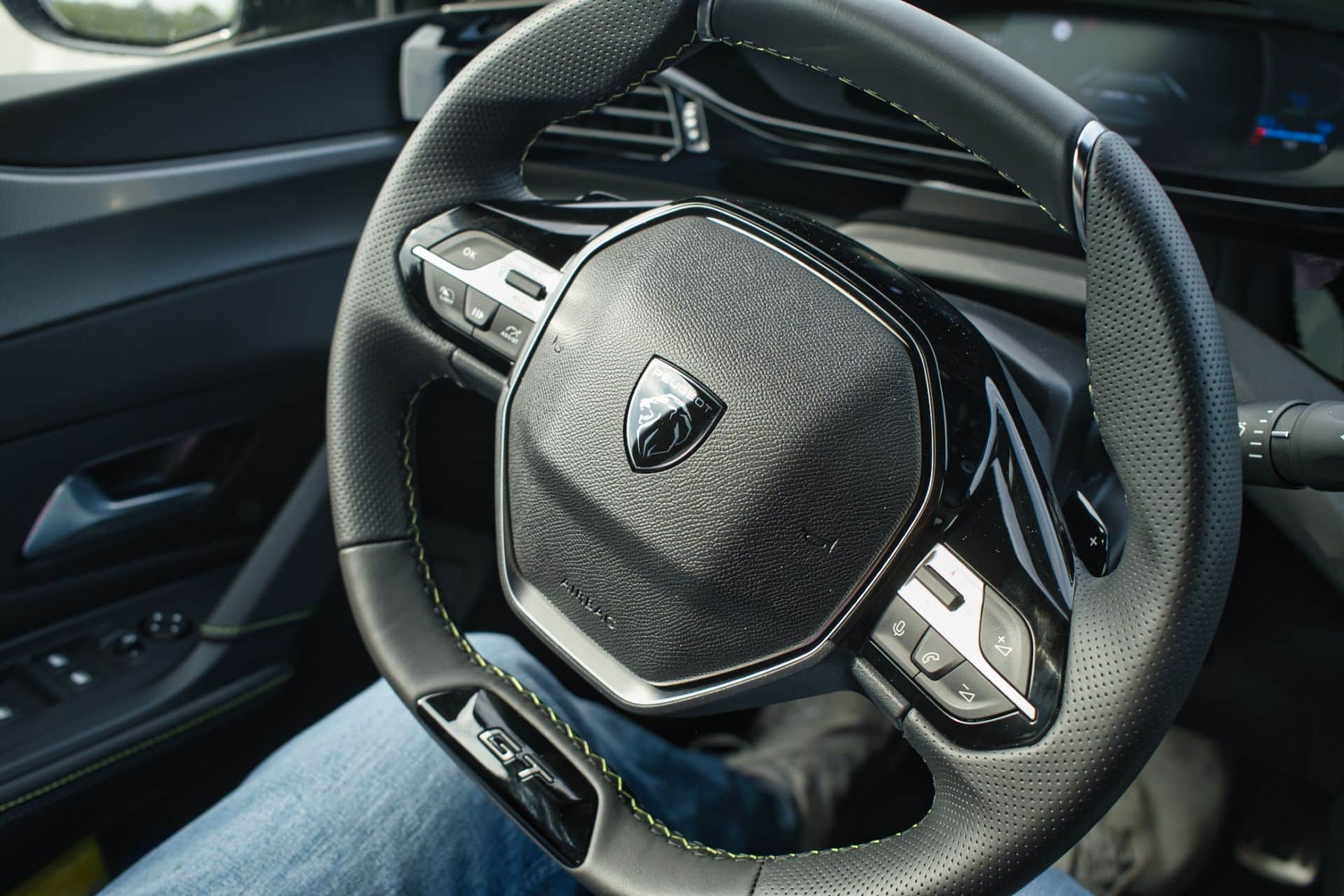 Πώς αποδίδει το Peugeot e-408 GT Exclusive στην καθημερινή χρήση