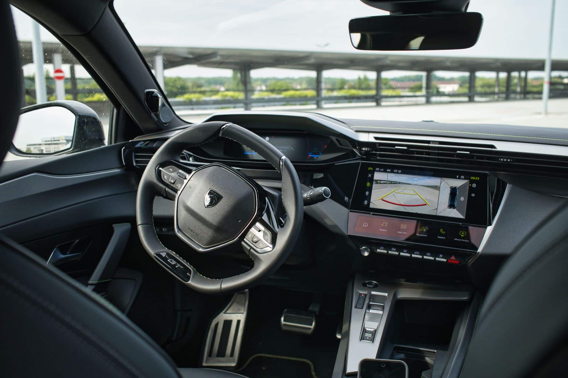 Πώς αποδίδει το Peugeot e-408 GT Exclusive στην καθημερινή χρήση