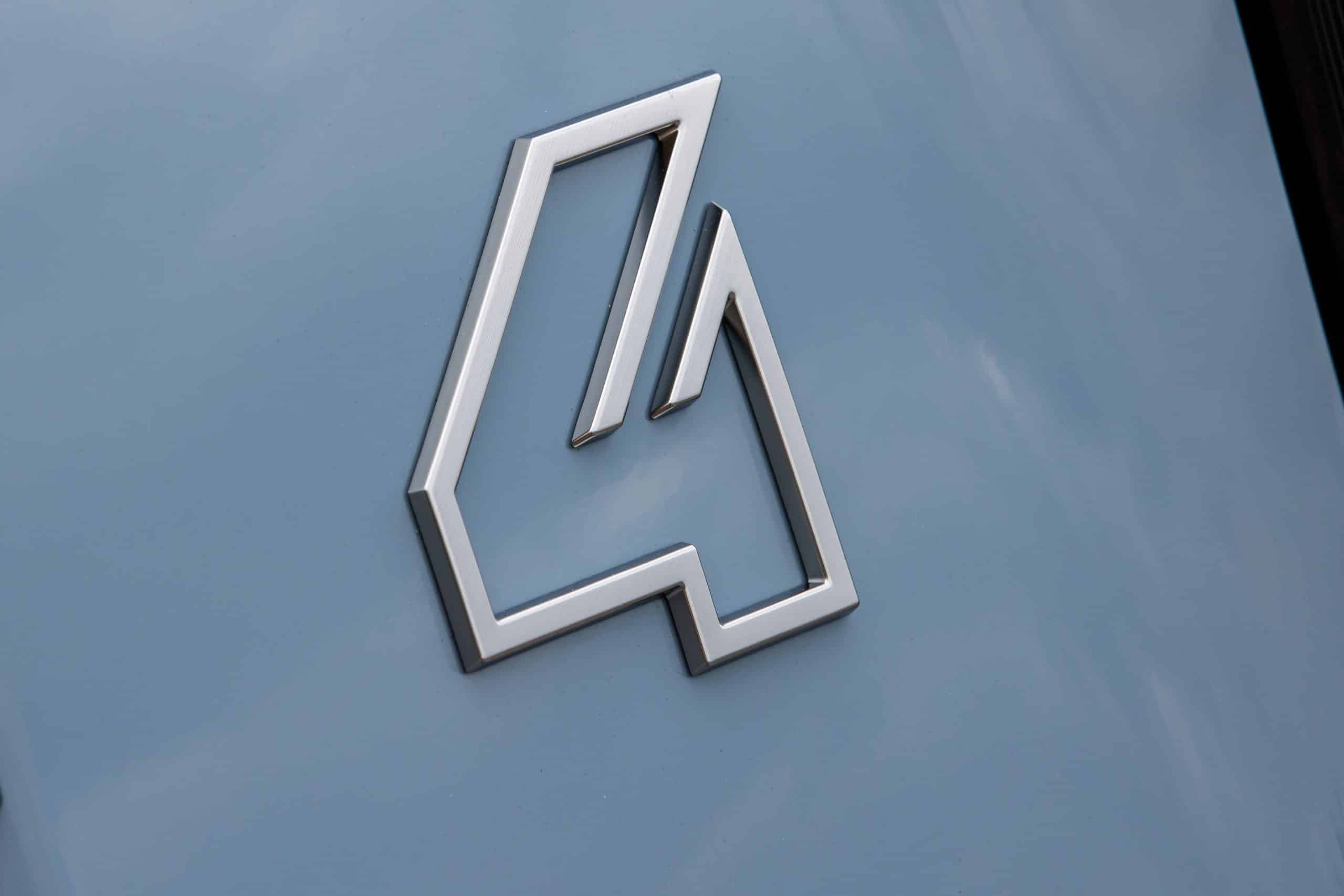 Renault 4 E-Tech: Το «blue jean» επιστρέφει ως ηλεκτρικό