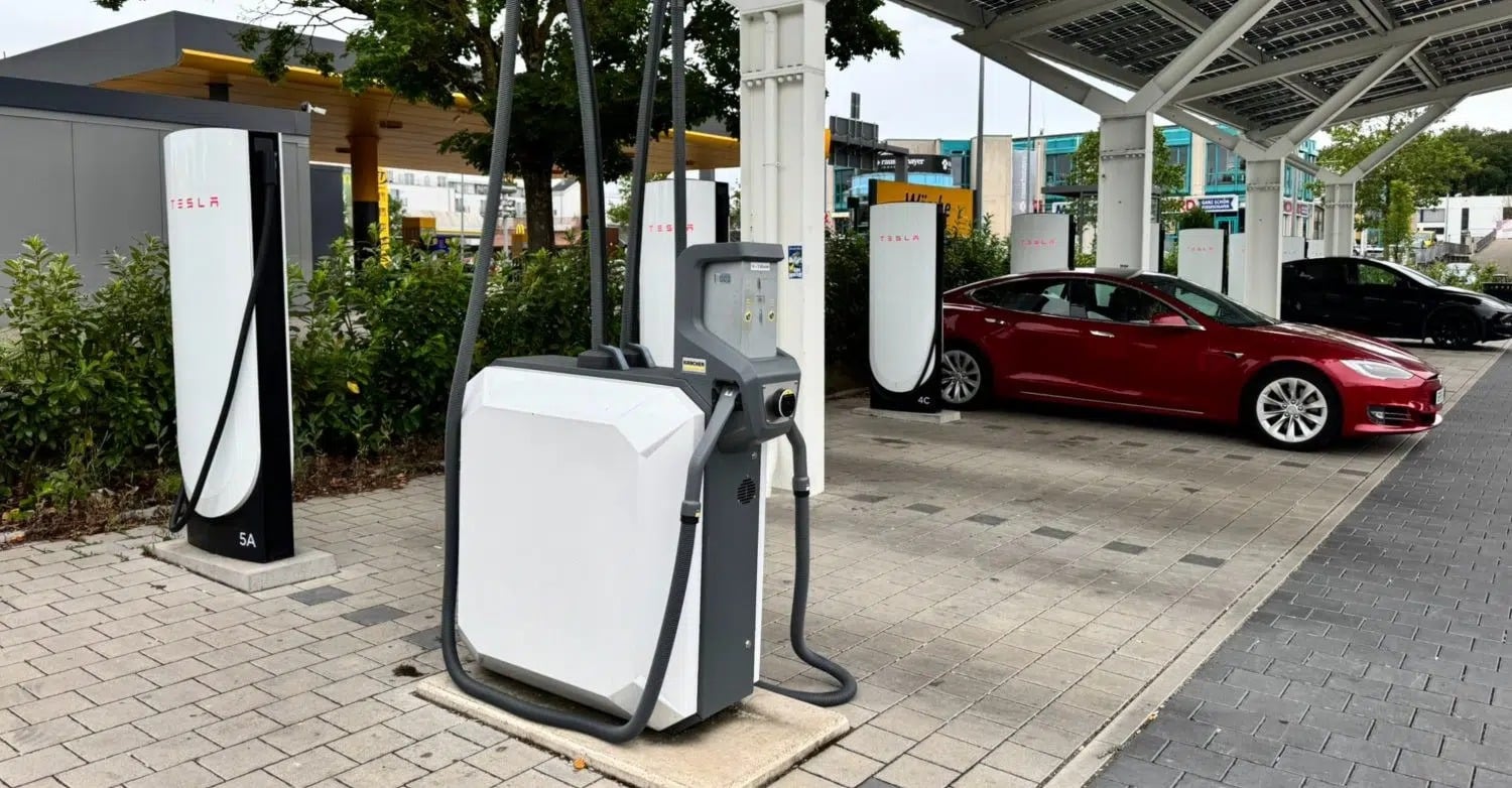 Tesla: Δωρεάν ηλεκτρική σκούπα στους σταθμούς φόρτισης