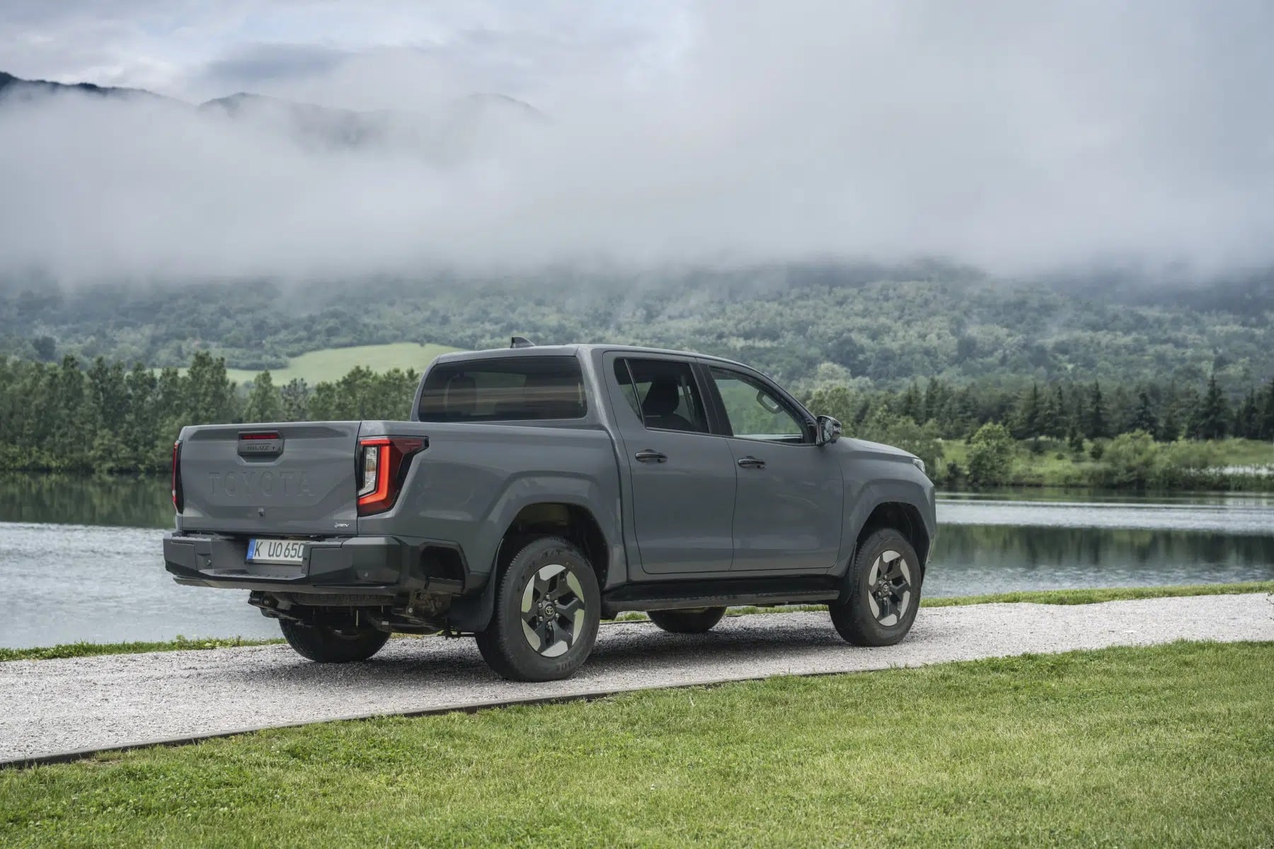 Το Toyota Hilux μπήκε στη πρίζα