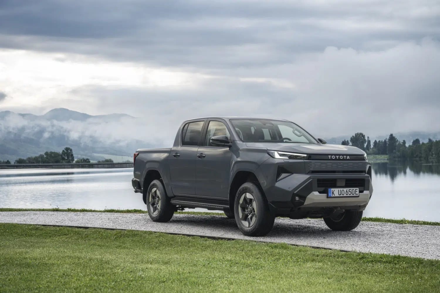 Το Toyota Hilux μπήκε στη πρίζα