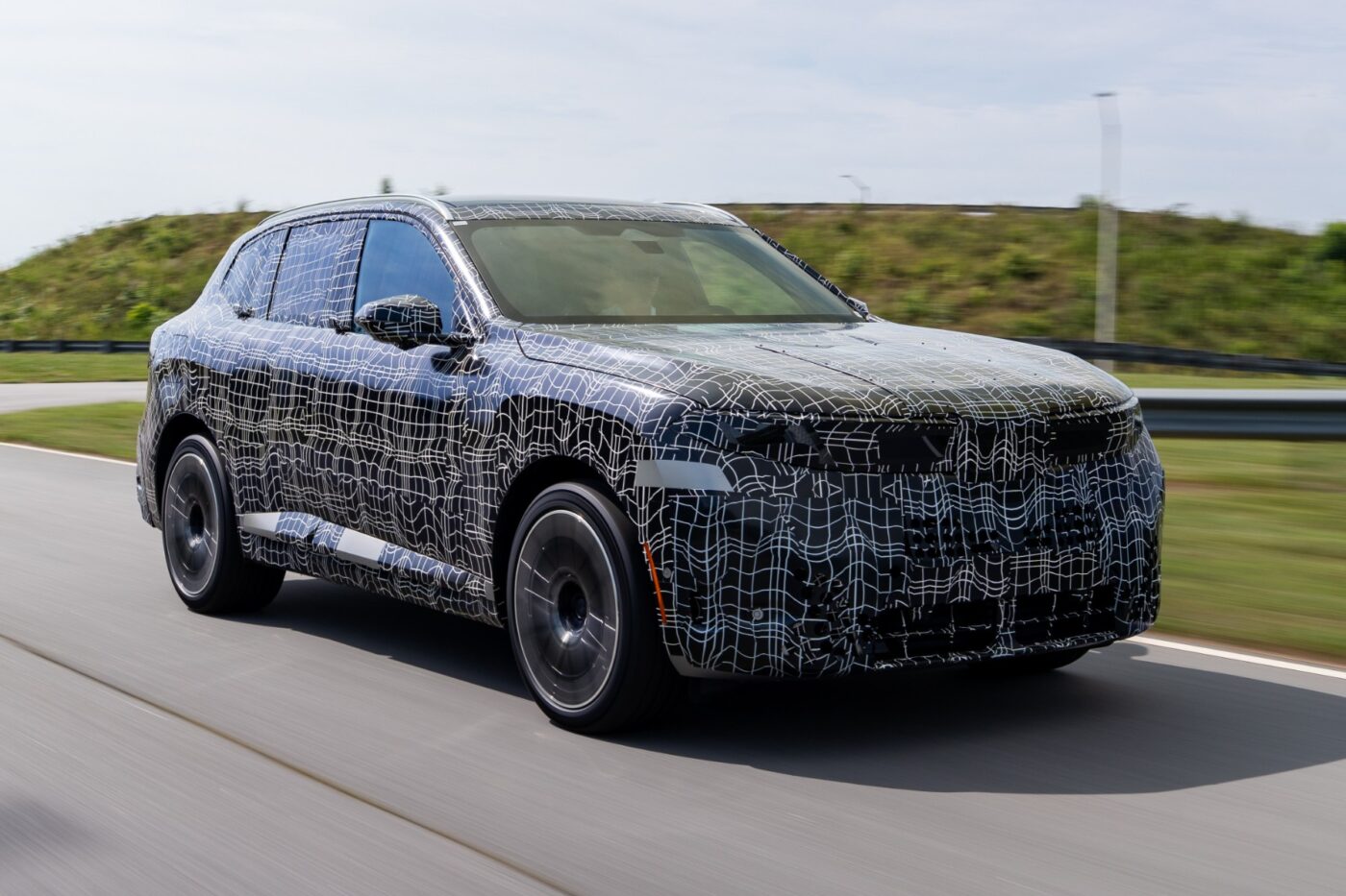 BMW iX5: Έρχεται με μπαταρία-«μαμούθ» 141 kWh και βάζει σε δύσκολη θέση τον ανταγωνισμό