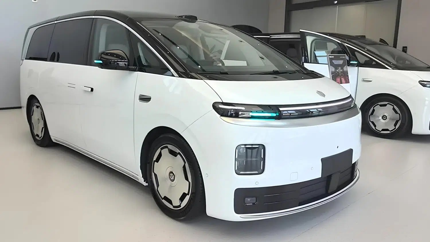 Leapmotor D99: Το πολυτελές ηλεκτρικό MPV που τρομάζει τον ανταγωνισμό με 557 PS και 700 χλμ. αυτονομία