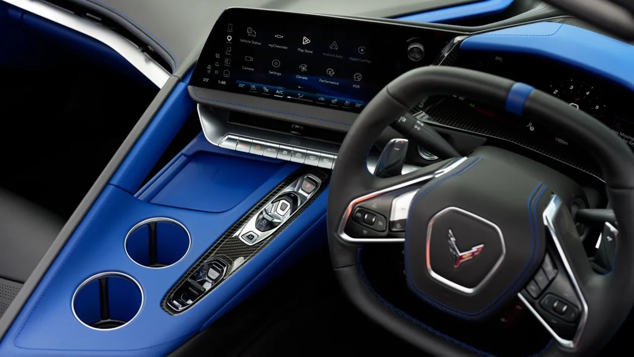 Η νέα Corvette σοκάρει την Ευρώπη: Πιο γρήγορη από 911 και με 3 οθόνες-τέρας στο cockpit!
