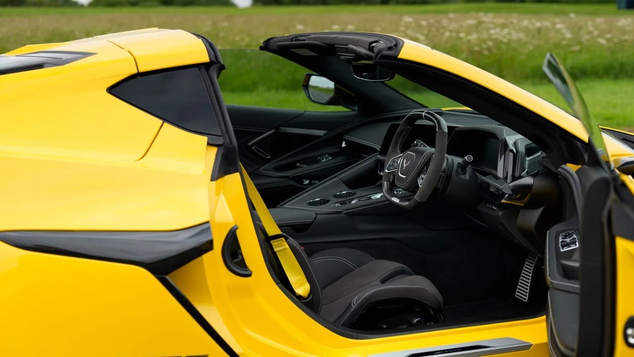 Η νέα Corvette σοκάρει την Ευρώπη: Πιο γρήγορη από 911 και με 3 οθόνες-τέρας στο cockpit!