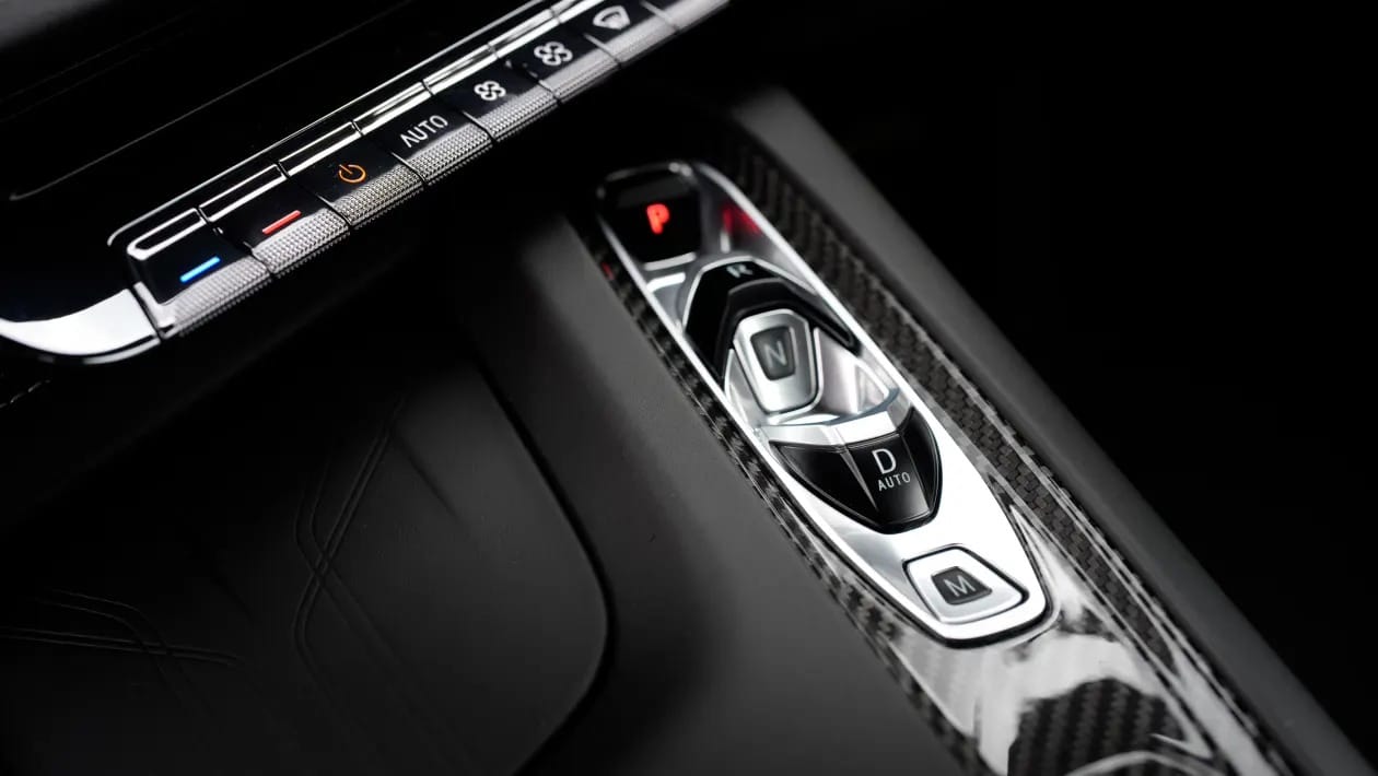 Η νέα Corvette σοκάρει την Ευρώπη: Πιο γρήγορη από 911 και με 3 οθόνες-τέρας στο cockpit!