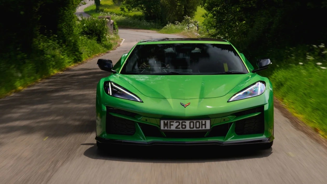 Η νέα Corvette σοκάρει την Ευρώπη: Πιο γρήγορη από 911 και με 3 οθόνες-τέρας στο cockpit!