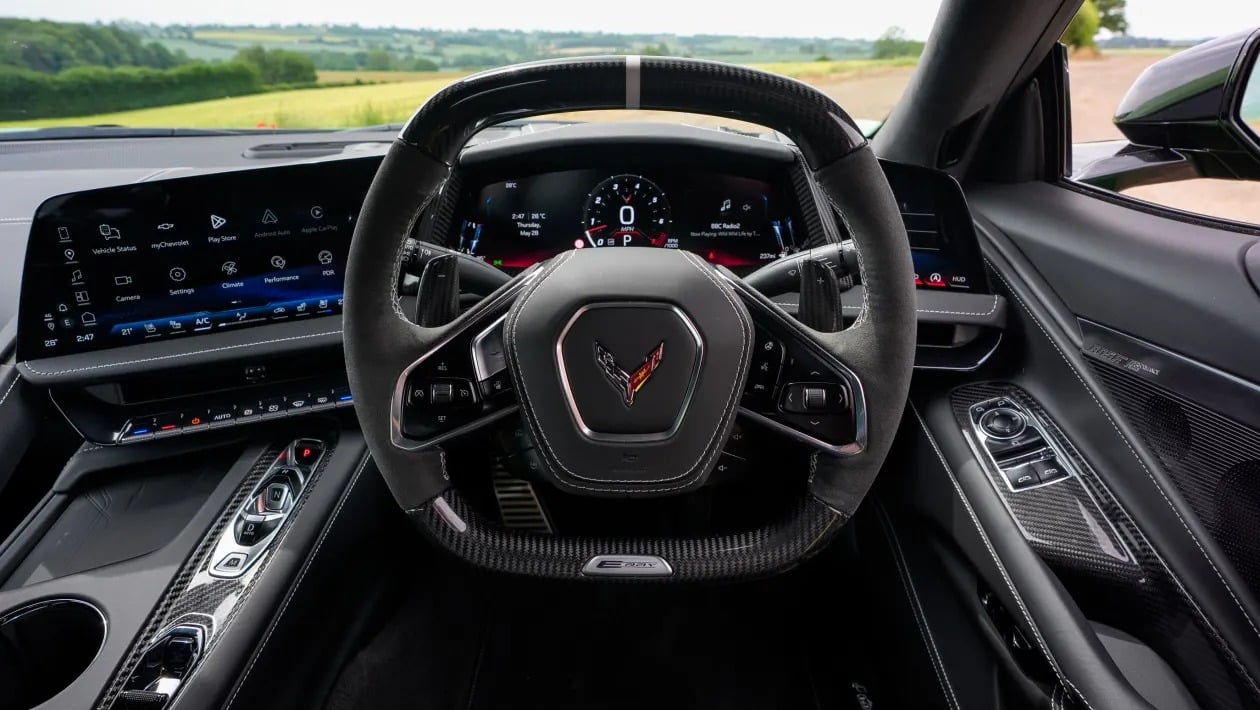 Η νέα Corvette σοκάρει την Ευρώπη: Πιο γρήγορη από 911 και με 3 οθόνες-τέρας στο cockpit!