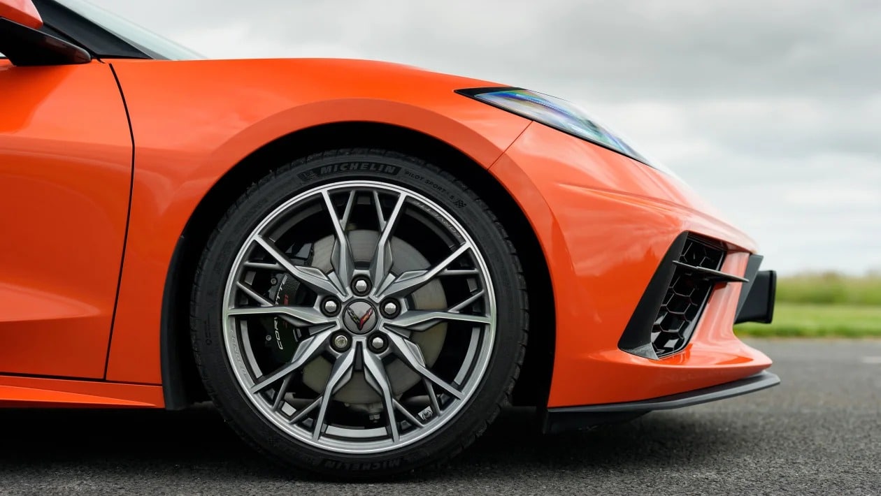 Η νέα Corvette σοκάρει την Ευρώπη: Πιο γρήγορη από 911 και με 3 οθόνες-τέρας στο cockpit!