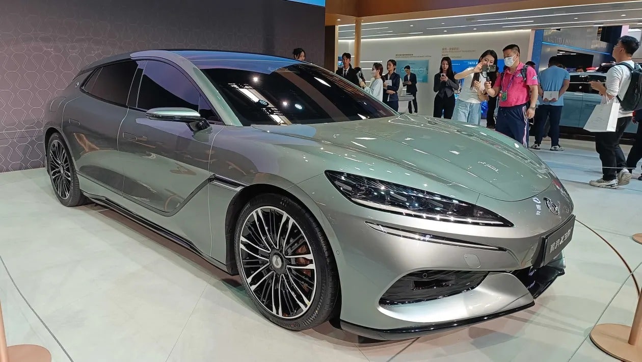Νέο Denza Z9GT: Το κινεζικό «hyper-shooting brake» των 1.156 ίππων που σπάει τα κοντέρ