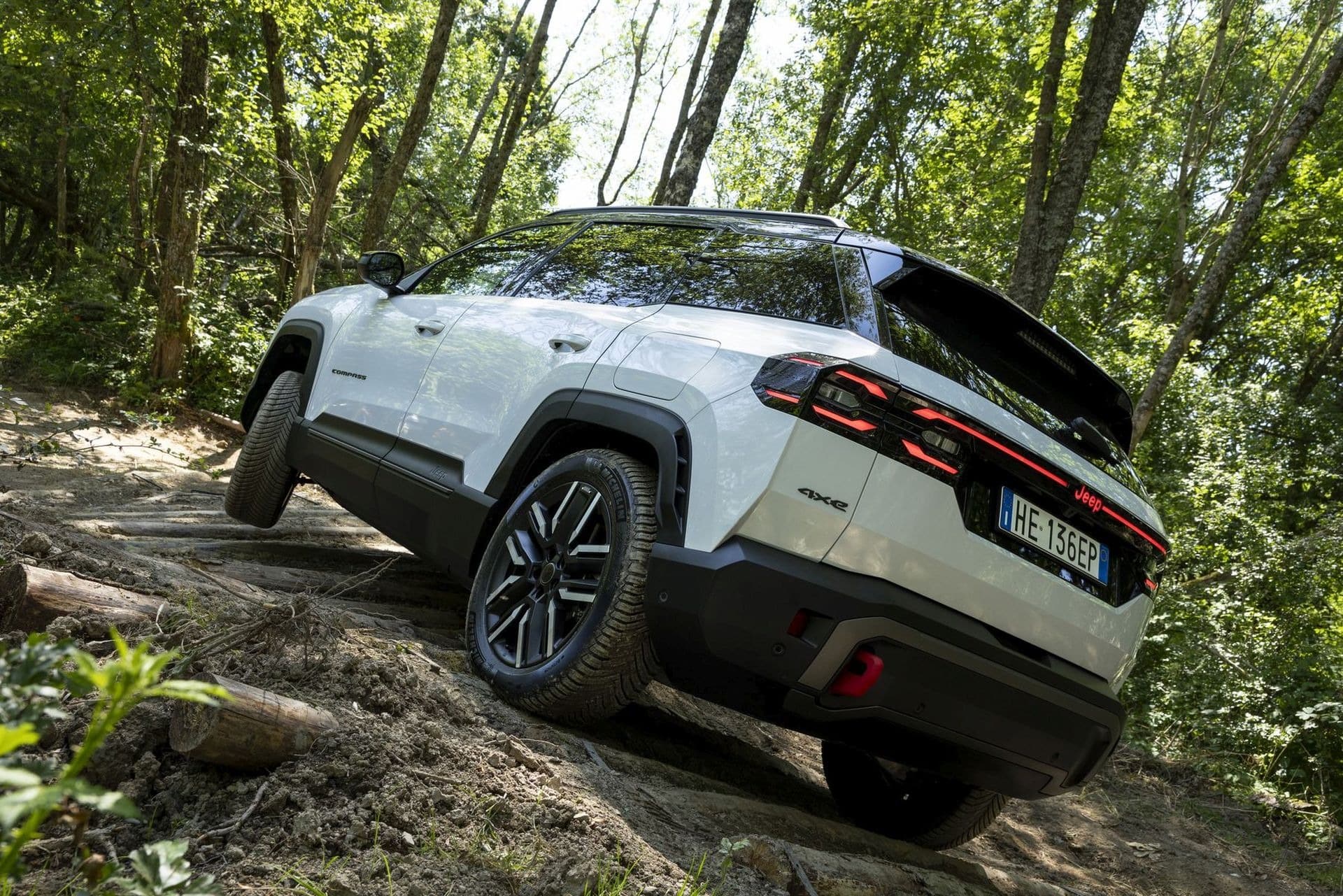 Νέο Jeep Compass 4xe AWD: Ηλεκτρικό SUV 375 ίππων με αυτονομία 606 χλμ. και πραγματικές off-road δυνατότητες
