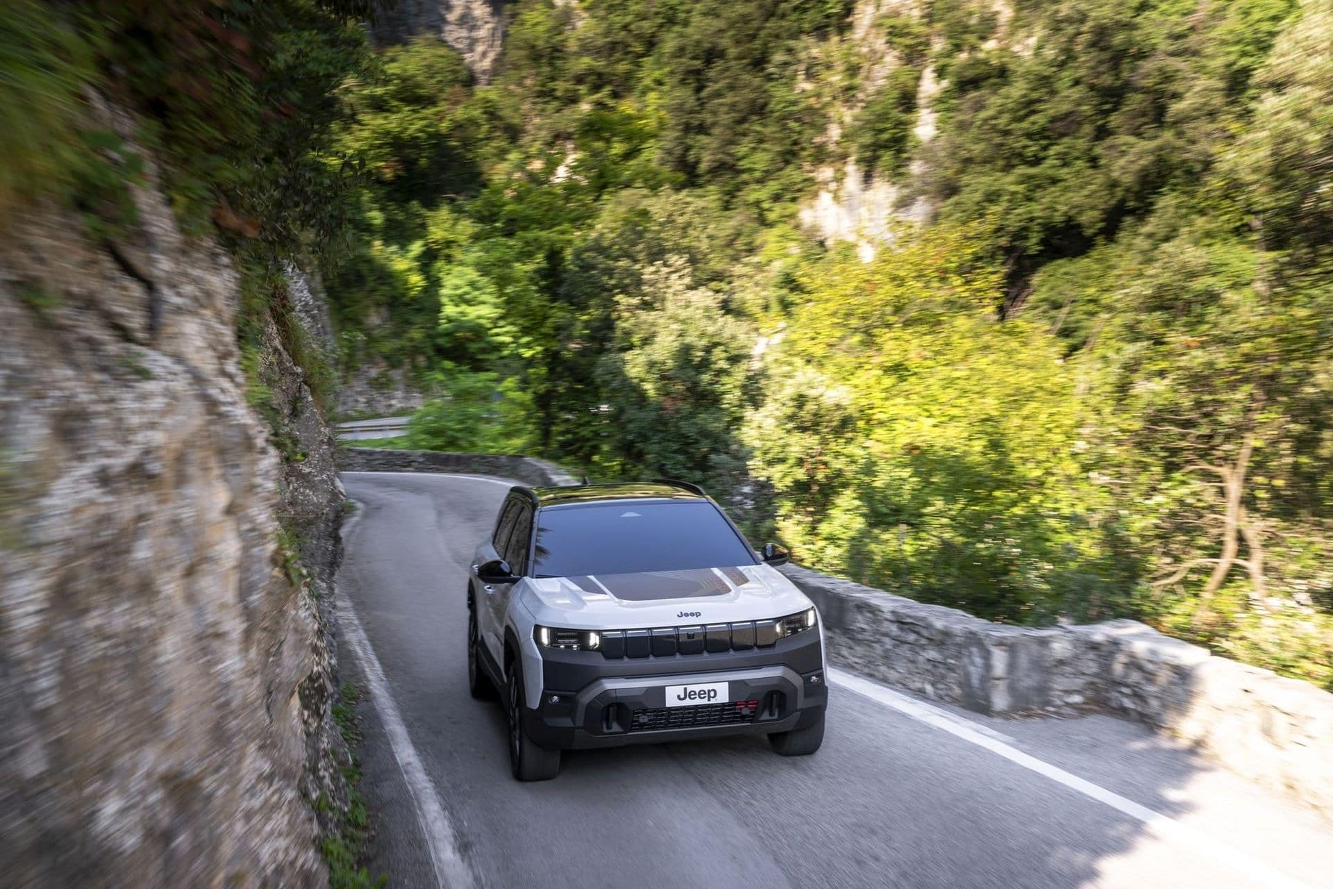 Νέο Jeep Compass 4xe AWD: Ηλεκτρικό SUV 375 ίππων με αυτονομία 606 χλμ. και πραγματικές off-road δυνατότητες