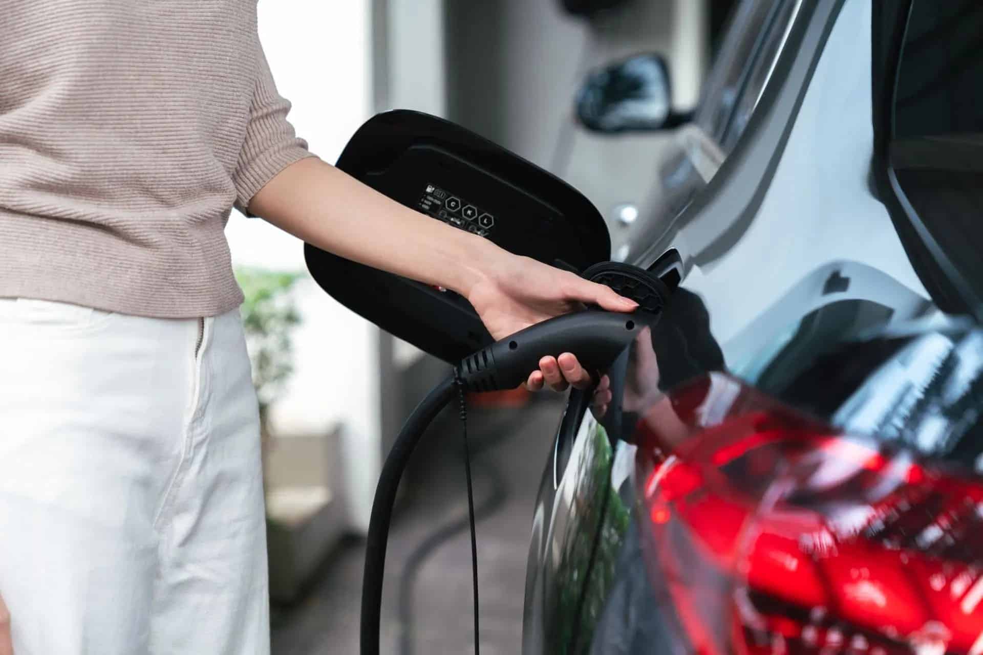 Η ΕΕ εξετάζει υποχρεωτική αμφίδρομη φόρτιση (V2G) στα ηλεκτρικά αυτοκίνητα – Γιατί αντιδρά η γερμανική αυτοκινητοβιομηχανία