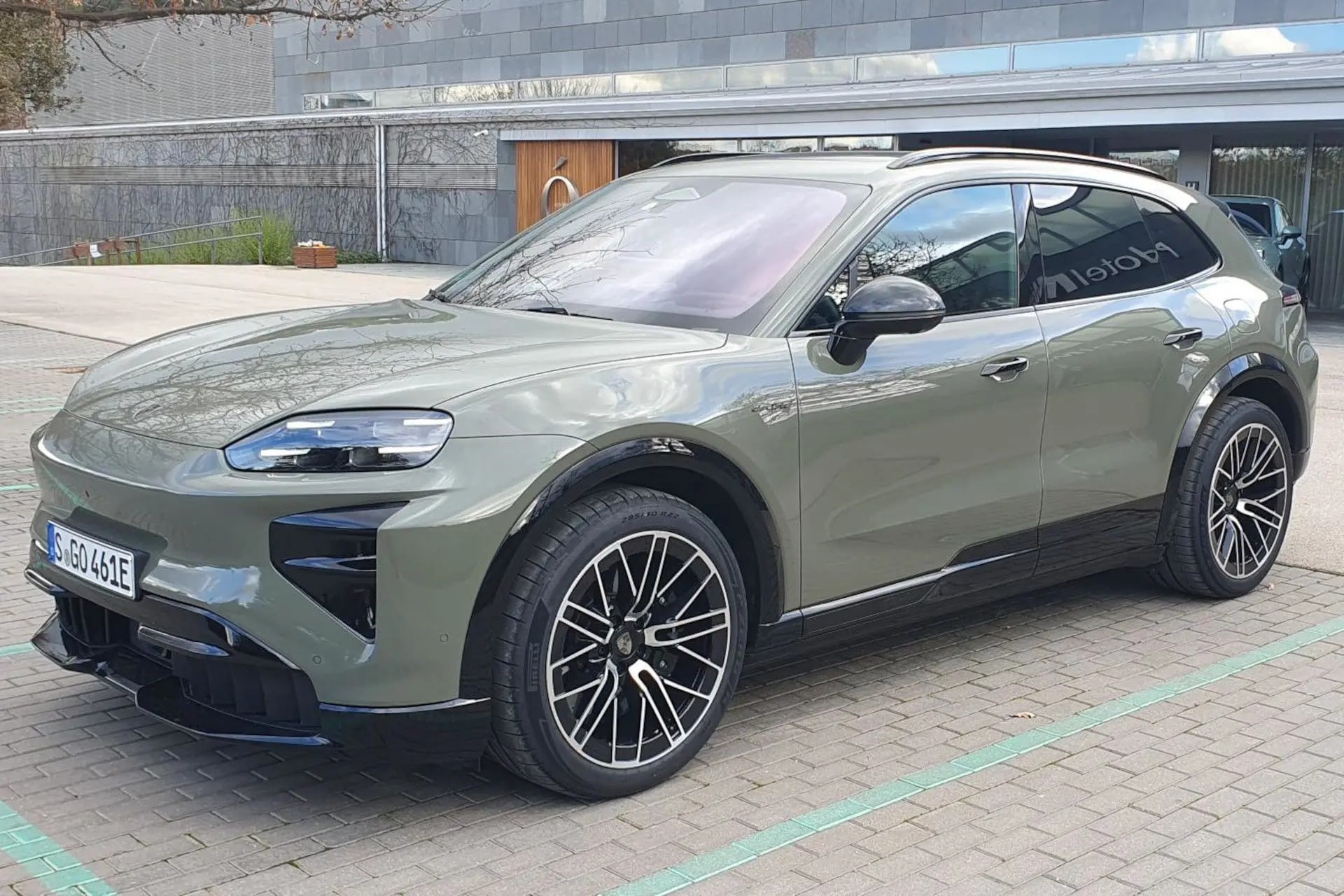 Η Porsche Cayenne Turbo Electric... «δίνει ξύλο» σε πολλά supercars