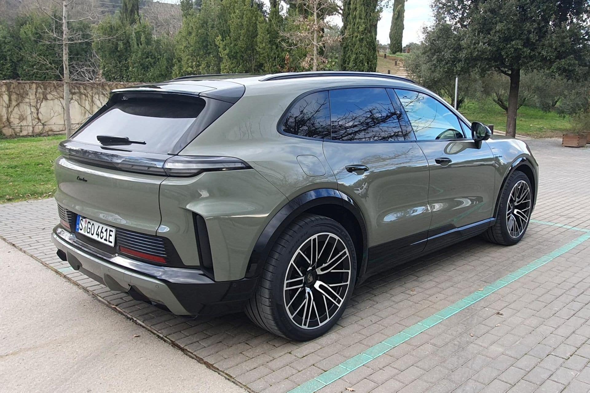 Η Porsche Cayenne Turbo Electric... «δίνει ξύλο» σε πολλά supercars