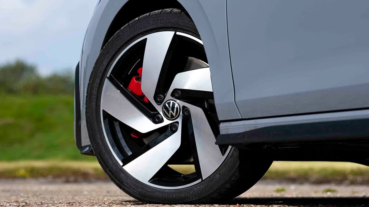 Volkswagen Golf GTI: Ο βασιλιάς των hot hatch επιστρέφει στον θρόνο του