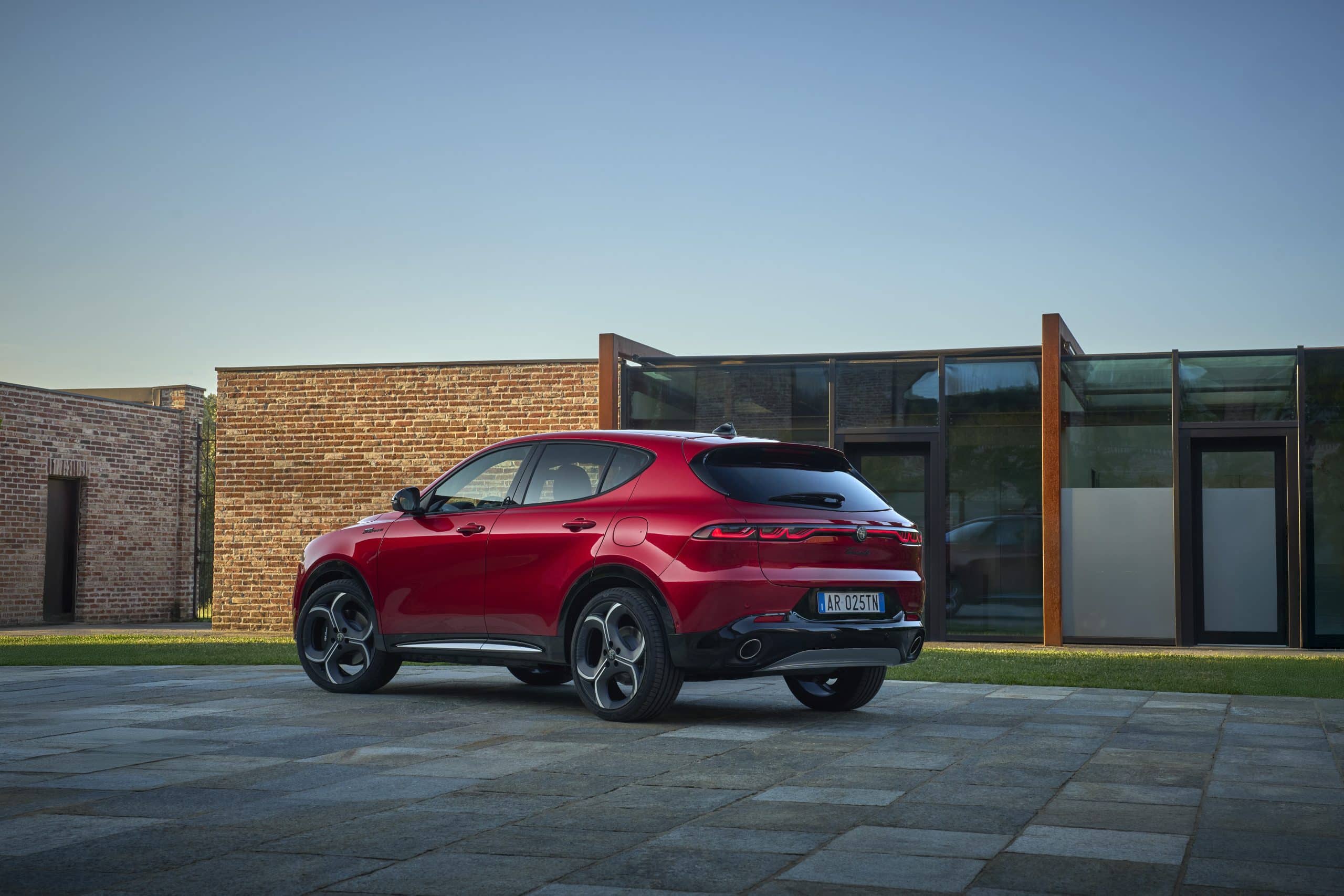 Διαθέσιμη η νέα Alfa Romeo Tonale Ibrida, πιο δυναμική και προσιτή από ποτέ - Τιμή
