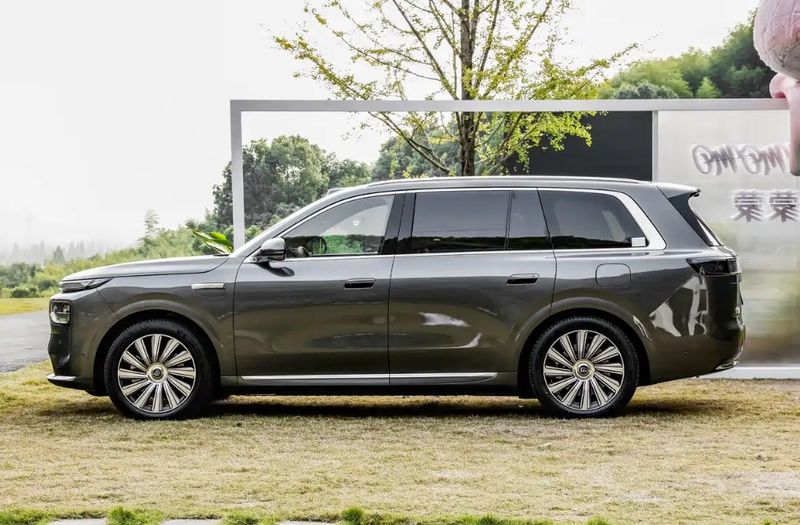 Τεράστιο SUV 5,3 μέτρων κάνει 465 χλμ. ηλεκτρικά και ξεπερνά τα 1.500 χλμ. συνολικά