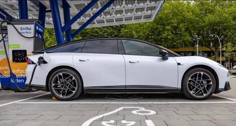 Audi Q6 e-tron vs XPeng P7+: Φόρτιση, κατανάλωση, επιδόσεις και τεχνολογία
