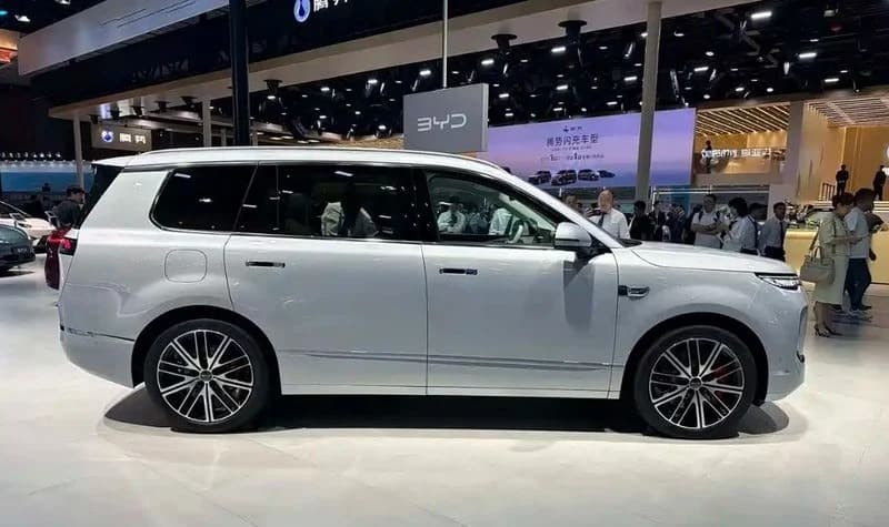 900 χλμ. αυτονομία και σχεδόν 800 PS: Η BYD φέρνει το SUV που αλλάζει τα δεδομένα