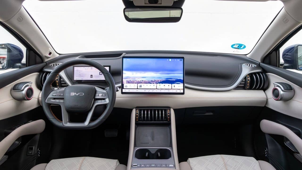 BYD Atto 3 vs Evo XPeng L03: Κινεζικός εμφύλιος πόλεμος