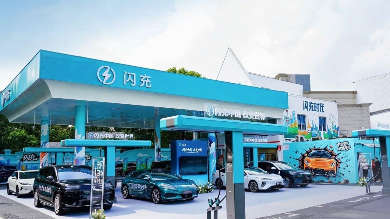 Η BYD μετατρέπει βενζινάδικο σε σταθμό φόρτισης-αστραπή: 10%-70% σε μόλις 5 λεπτά