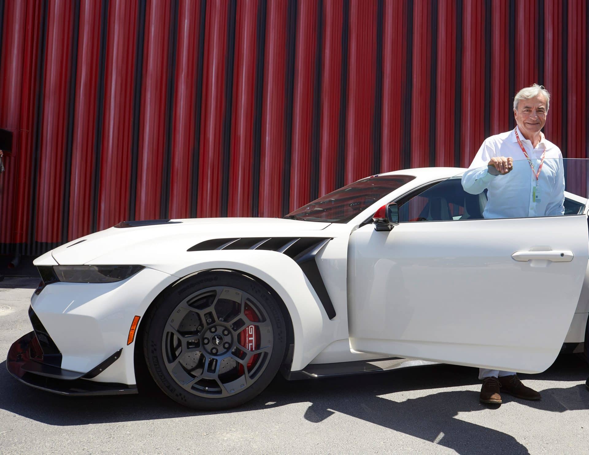 O Carlos Sainz Sr. πίσω από το τιμόνι της Mustang GTD στη νέα πίστα MADRING (video)