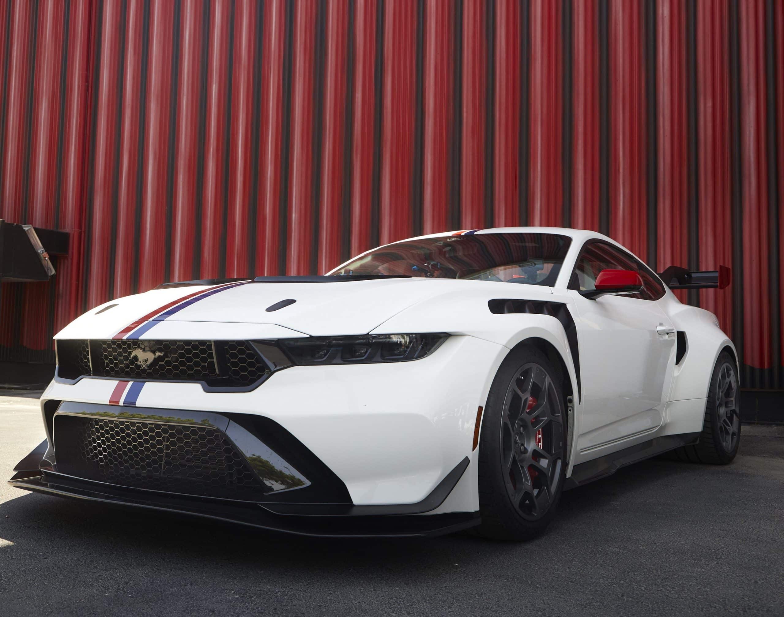 O Carlos Sainz Sr. πίσω από το τιμόνι της Mustang GTD στη νέα πίστα MADRING (video)