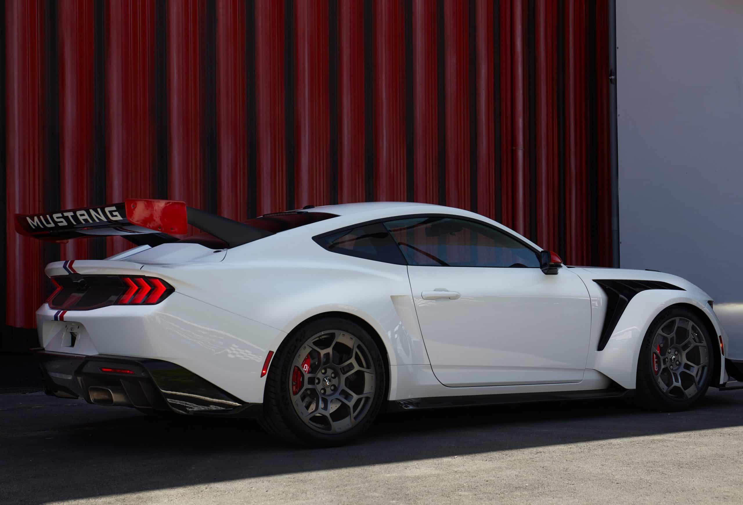 O Carlos Sainz Sr. πίσω από το τιμόνι της Mustang GTD στη νέα πίστα MADRING (video)