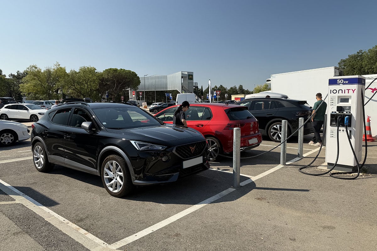 Σταθμοί φόρτισης: Τα προβλήματα που ταλαιπωρούν τους οδηγούς ηλεκτρικών αυτοκινήτων