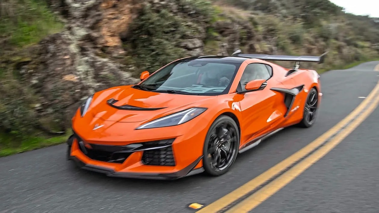 Corvette ZR1X: Κοστίζει πολύ λιγότερο από Ferrari και Lamborghini και τις κυνηγά στην πίστα