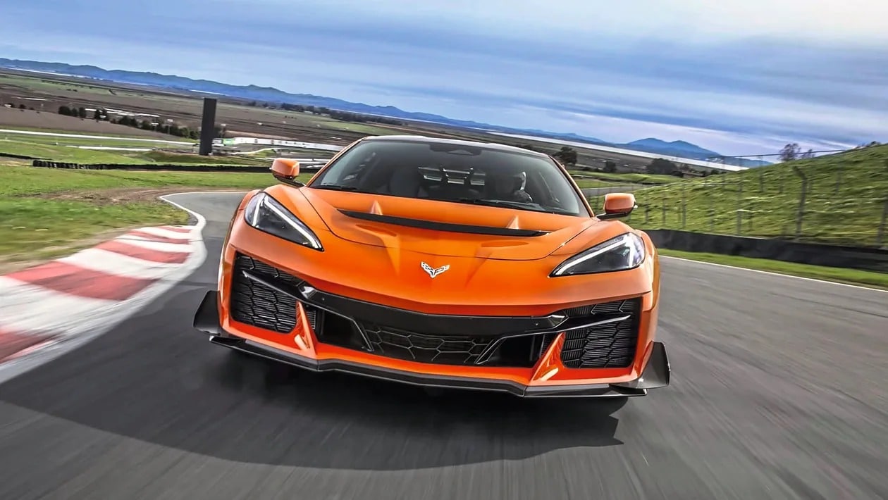 Corvette ZR1X: Κοστίζει πολύ λιγότερο από Ferrari και Lamborghini και τις κυνηγά στην πίστα