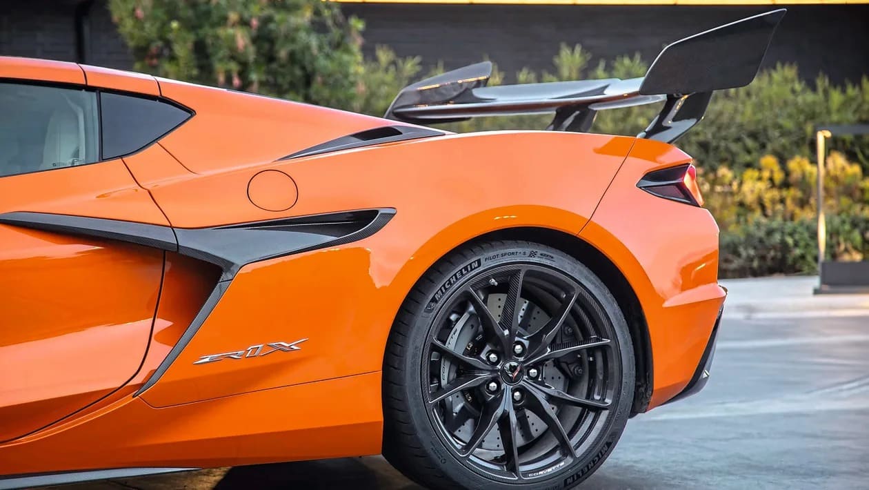 Corvette ZR1X: Κοστίζει πολύ λιγότερο από Ferrari και Lamborghini και τις κυνηγά στην πίστα