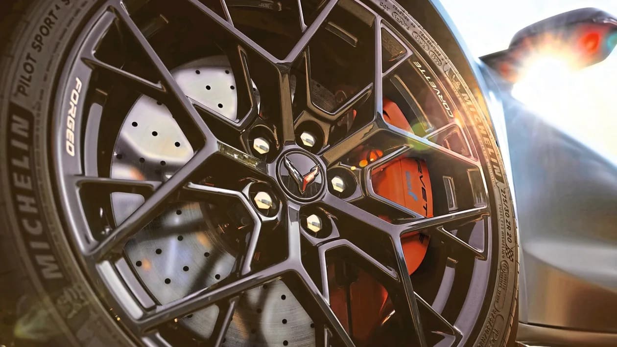 Corvette ZR1X: Κοστίζει πολύ λιγότερο από Ferrari και Lamborghini και τις κυνηγά στην πίστα