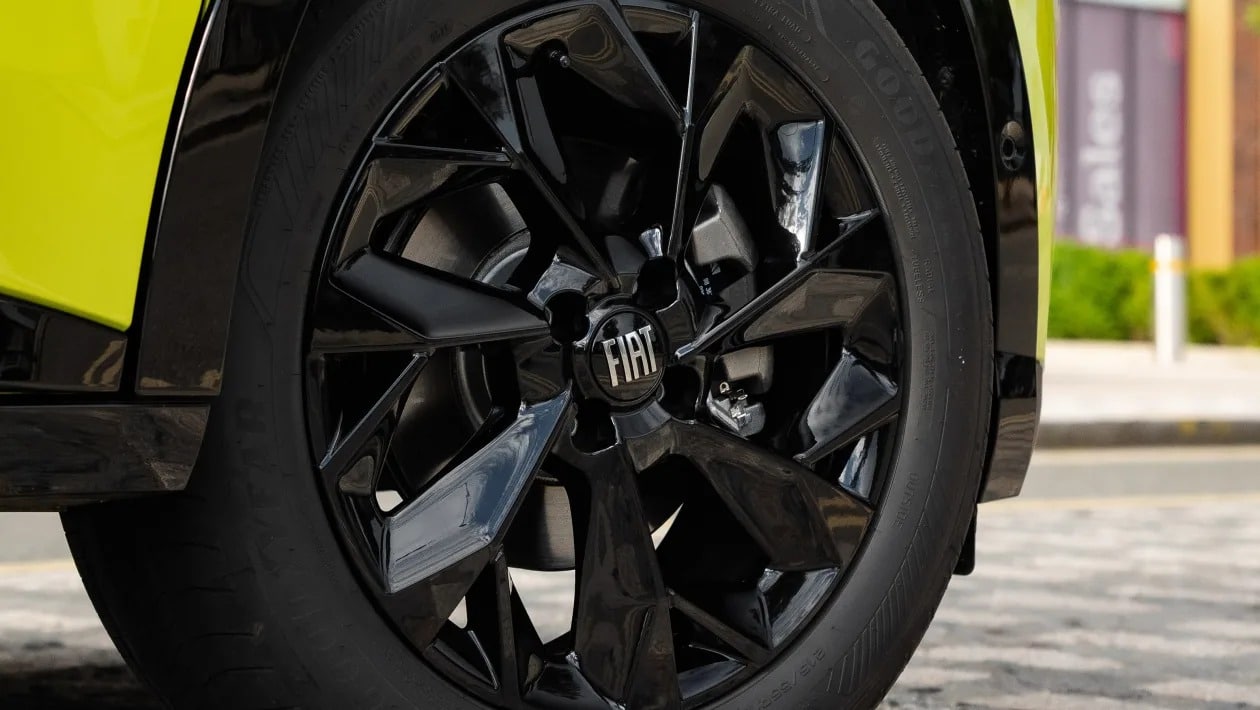 Fiat 600 Hybrid Sport: Η νέα έκδοση που μοιάζει με Abarth, αλλά δεν είναι