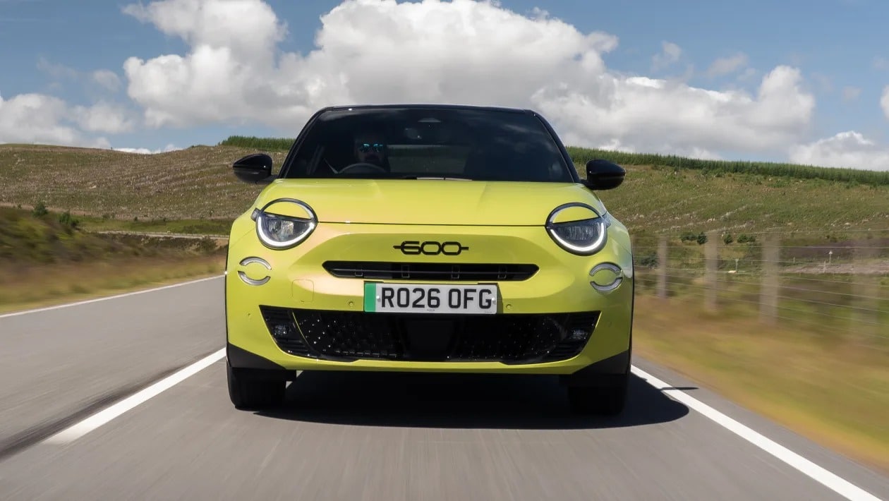 Fiat 600 Hybrid Sport: Η νέα έκδοση που μοιάζει με Abarth, αλλά δεν είναι